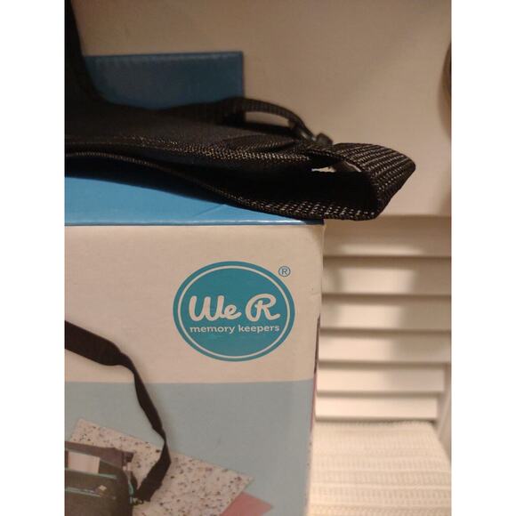 New open box We R Memory Keepers ShotBox Premium Storage Bag 6 pockets strap - Picture 9 of 12